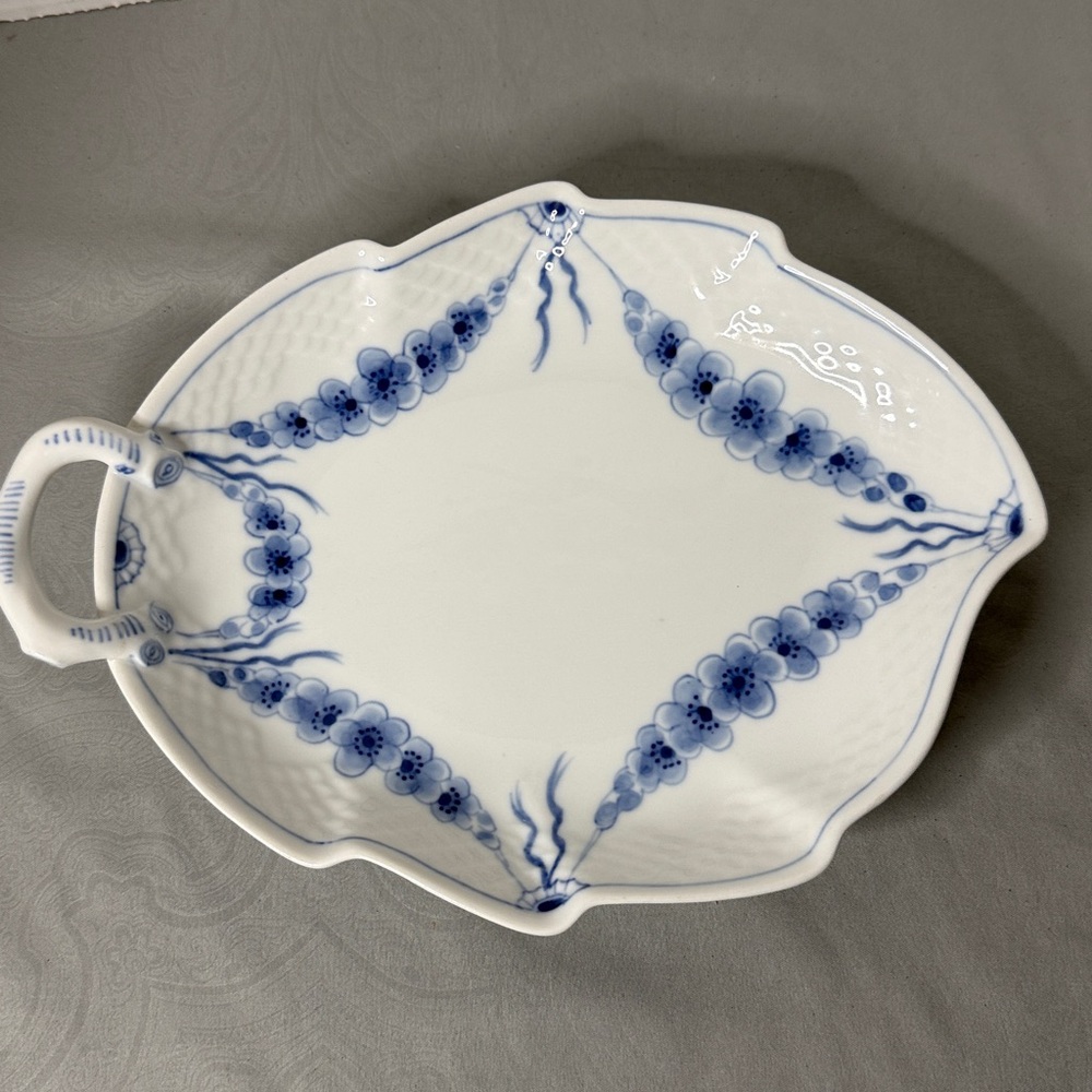 Bing & Grondahl Empire Danish Porcelain Leaf Shaped Serving Dish Blue and White